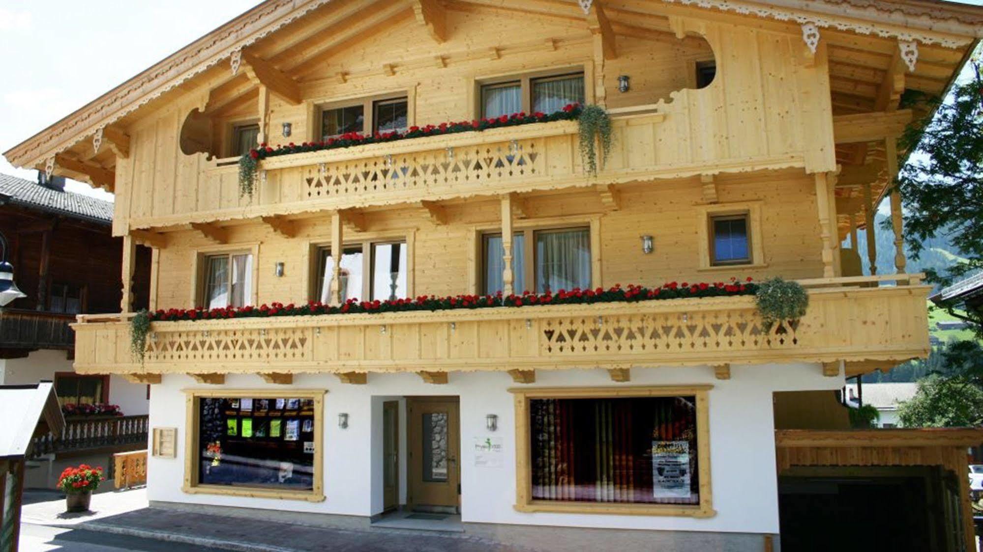 Das Gaestehaus Schneider Am Dorfplatz Alpbach Exteriör bild
